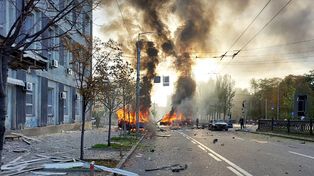 Cinco personas murieron y 12 resultaron heridas en una ola de bombardeos de Rusia sobre Kiev, capital de Ucrania y otras ciudades del país. Piden ir a refugios