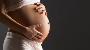 Una rosarina fue captada por una empresa para vender a su hija a una pareja de Italia. Foto ilustrativa.
