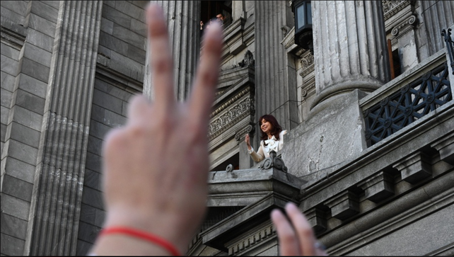 Cristina Fernández de Kirchner en el balcón del Congreso.