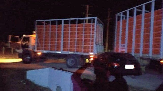 Automovilista chocó un camión que ingresaba a una granja a cargar pollos
