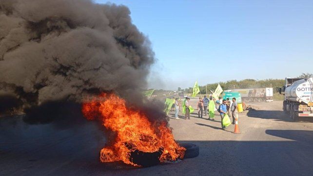 La empresa que tienen a su cargo la construcción de la autovía 18 acaba de despedir a unos 40 obreros. Uocra realiza una protesta en el obrador