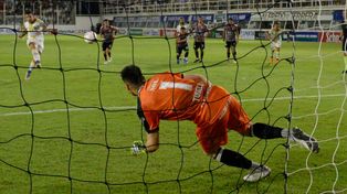 No tuvo desquite.&nbsp;El arquero Toselli no tiene chances pero el disparo de Vecchio dará en el travesaño. Mala pata. COmo el Kily en el 2007.