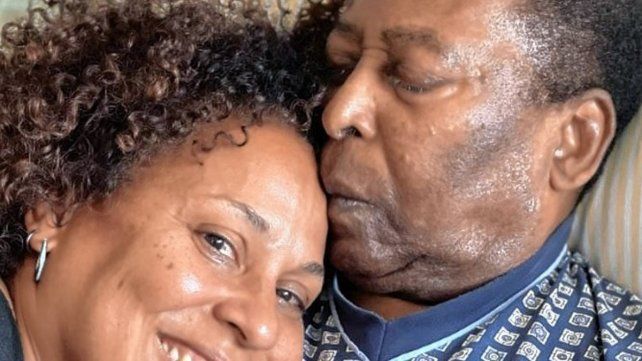 La hija de Pelé admitió que siguen luchando de pie contra la enfermedad que tiene su papá.