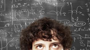 Estudios marcan que las personas inteligentes tienen más sexo, usan más drogas y duermen más tarde