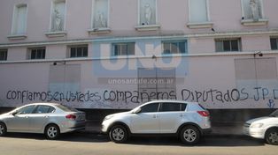 El Rosa Galisteo amaneció con pintadas relacionadas a la Reforma Tributaria