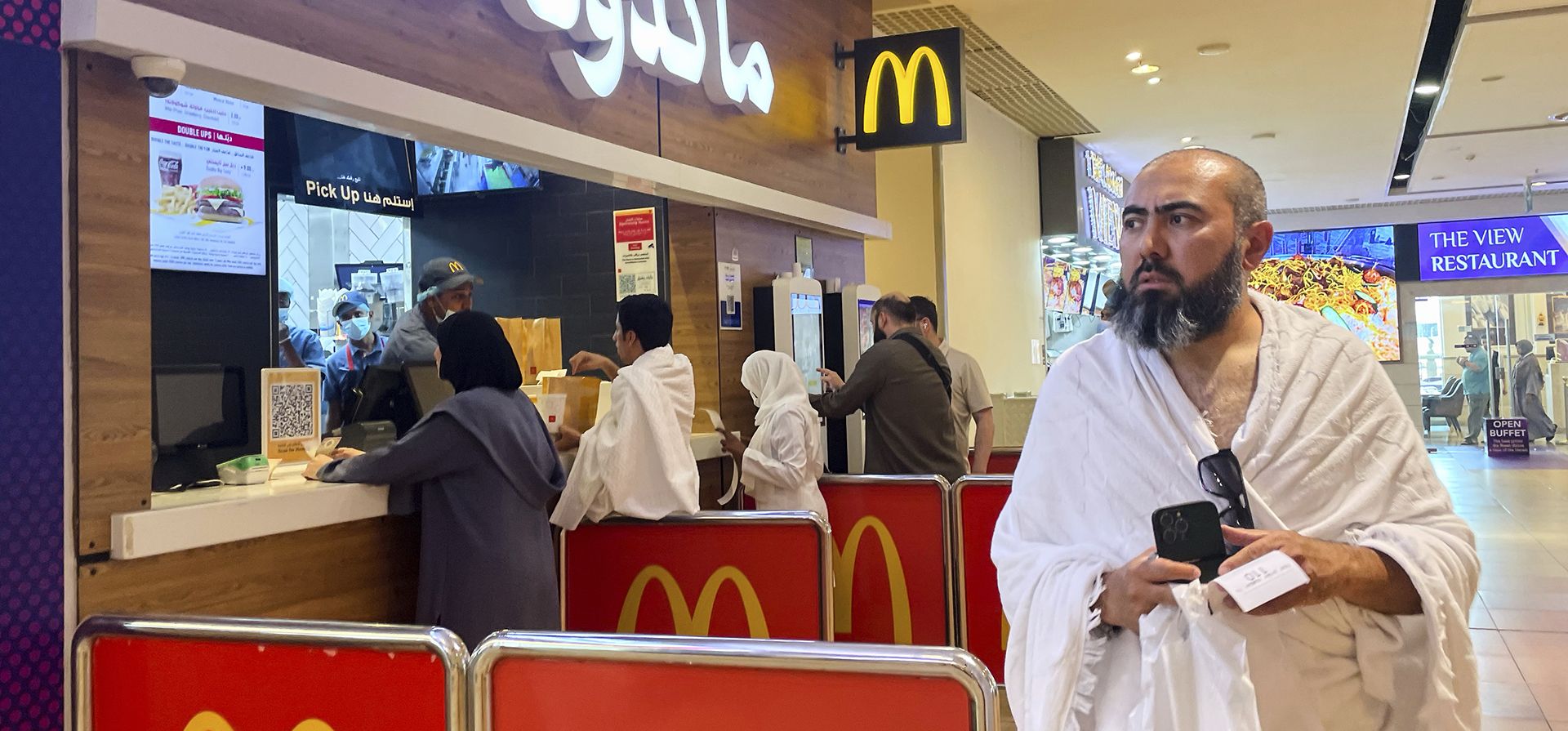 Peregrinos musulmanes compran comida rápida en un centro comercial frente a la Gran Mezquita, durante la peregrinación anual del Hajj, en la ciudad sagrada musulmana de La Meca, Arabia Saudita, el miércoles 4 de junio de 2025. (Foto AP/Amr Nabil) Peregrinos musulmanes compran comida rápida en un centro comercial frente a la Gran Mezquita, durante la peregrinación anual del Hajj, en la ciudad sagrada musulmana de La Meca, Arabia Saudita, el miércoles 4 de junio de 2025. (Foto AP/Amr Nabil)