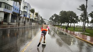 Miami recibía al temible huracán en medio de un escenario fantasmal