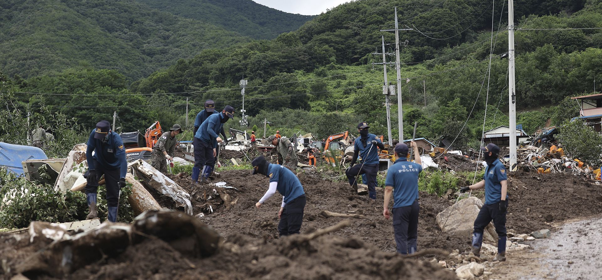 Rescatistas buscan personas en casas derrumbadas después de un deslizamiento de tierra causado por fuertes lluvias en Yecheon, Corea del Sur, el lunes 17 de julio de 2023. (Kim Dong-min/Yonhap vía AP) Rescatistas buscan personas en casas derrumbadas después de un deslizamiento de tierra causado por fuertes lluvias en Yecheon, Corea del Sur, el lunes 17 de julio de 2023. (Kim Dong-min/Yonhap vía AP)