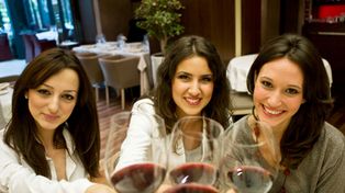 Un restaurante lanzó una promoción polémica y no les cobra a las chicas más lindas