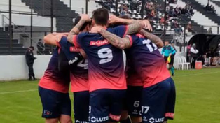 Algarabia charrúa. Senra anotó el segundo tanto y todo Córdoba celebra en Pilar.