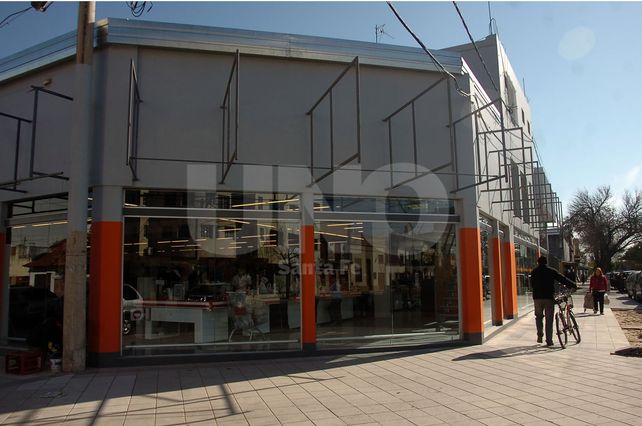 Asaltaron la caja de cobros de servicio del súper Alvear en barrio Candioti