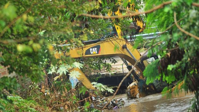 Arroyo Antoñico: vecinos ayudaron a obrero a salir de las aguas&nbsp;