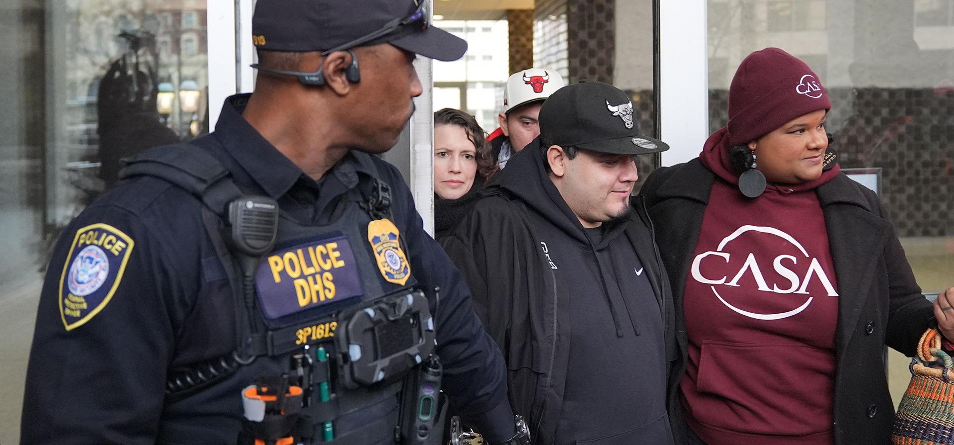 Kilmar Abrego García sale con Lydia Walther-Rodríguez, residente de Casa, Maryland, tras un control obligatorio en la oficina del Servicio de Inmigración y Control de Aduanas (ICE) en Baltimore, el viernes 12 de diciembre de 2025, tras ser liberado el jueves por orden judicial. (Foto AP/Stephanie Scarbrough) Kilmar Abrego García sale con Lydia Walther-Rodríguez, residente de Casa, Maryland, tras un control obligatorio en la oficina del Servicio de Inmigración y Control de Aduanas (ICE) en Baltimore, el viernes 12 de diciembre de 2025, tras ser liberado el jueves por orden judicial. (Foto AP/Stephanie Scarbrough)