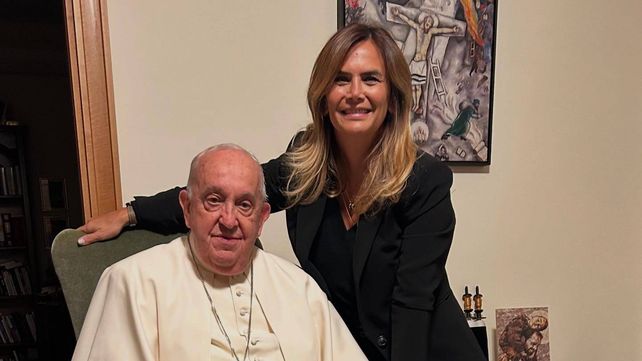 La diputada provincial Amalia Granata visitó al Papa Francisco en el Vaticano.