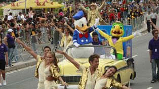 Rio de Janeiro festej&oacute; multitudinario desfile de personajes de Disney en Copacabana