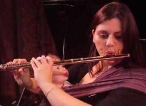El tierno video de una orquesta que se animó a tocar con sus bebés a cuestas