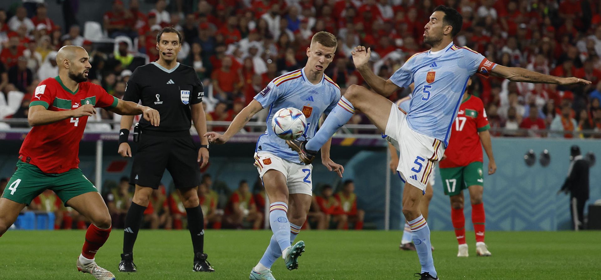Sofyan Amrabat de Marruecos disputa un balón con Sergio Busquets de España en el partido de los octavos de final del Mundial de Fútbol Qatar 2022 entre Marruecos y España en el estadio Ciudad de la Educación en Rayán (Catar). EFE/ JJ Guillén