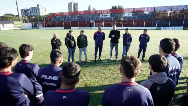 Central Córdoba: Omar Vicente junto a directivos charrúas presentaron a Arnaldo Sialle al plantel como el nuevo técnico del Matador.&nbsp;