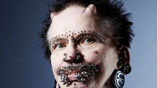 Dubai le prohibió la entrada a un hombre que tiene 453 piercings y dos cuernos