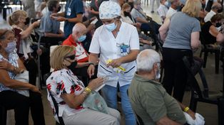 Campaña masiva en la ex rural En los amplios galpones de Oroño y 27 de Febrero se concentró el mayor número de vacunados de la ciudad.&nbsp;