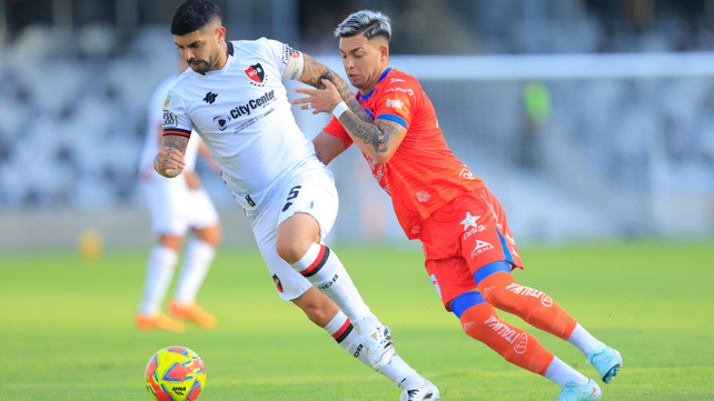 Ever Banega traslada la pelota durante el primer tiempo entre Newells y Mazatlán.