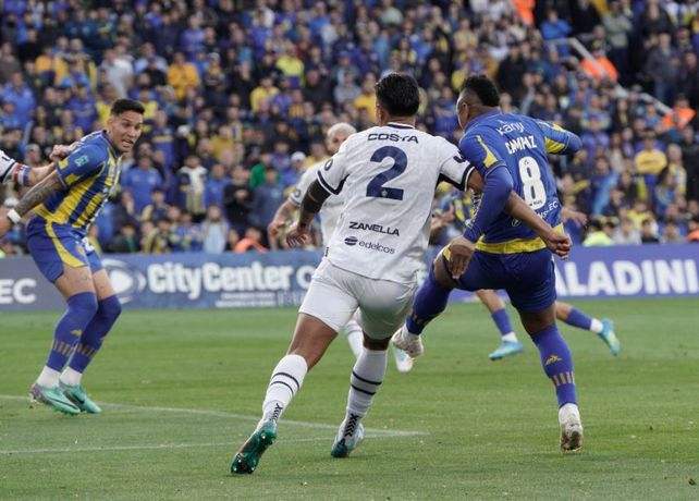 Campaz define después de una gran maniobra junto a Pizarro. Fue uno de los cinco ante Independiente Rivadavia.