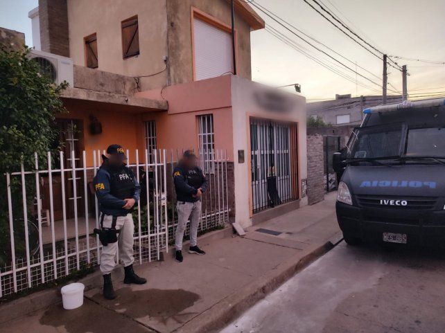 Uno de los allanamientos que se realizaron en Gálvez y San Lorenzo para dar con dos hermanos detenidos como secuestradores.