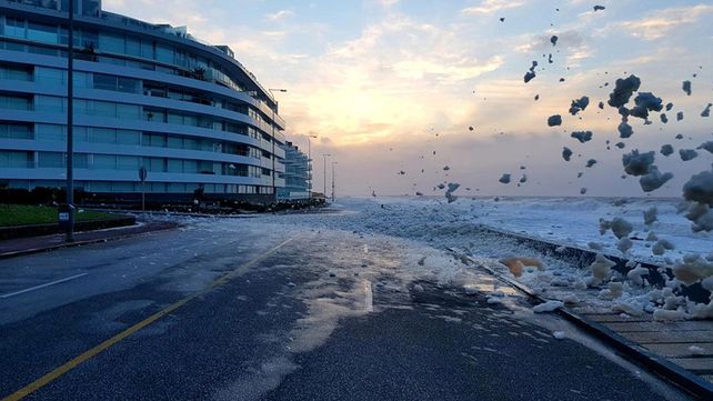 Una oleada de espuma sorprendió a la costa de Punta del Este