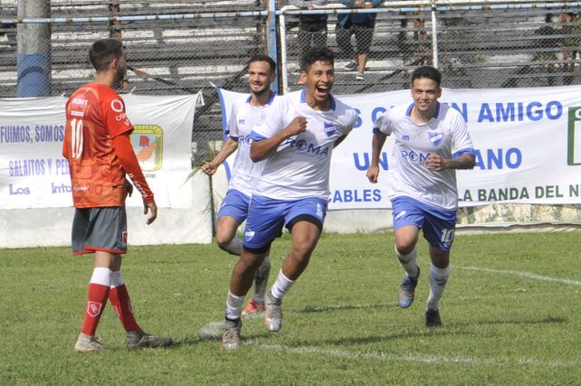 Goleador.&nbsp; Natanael Sánchez sale a festejar el tanto del albo ante Cambaceres