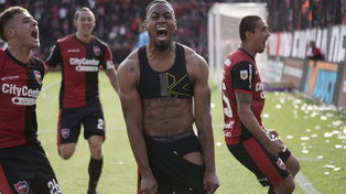 Con alma y vida. El colombiano Willer Ditta grita su gol de cabeza ante Boca en el último triunfo leproso ante ese rival en 2015.