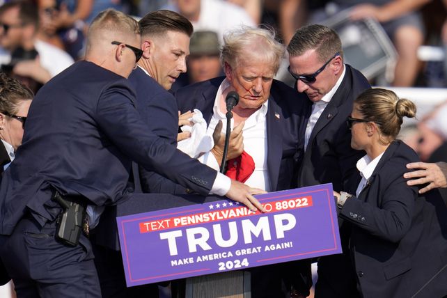 Agentes del Servicio Secreto asistieron a Donald Trump para ponerlo a salvo.