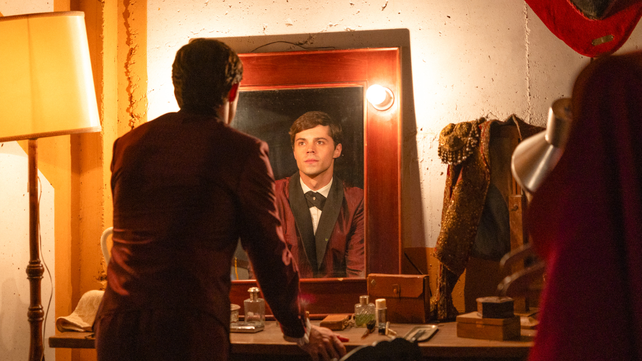 La nueva miniserie de Netflix sigue la vida del famoso cantante Raphael