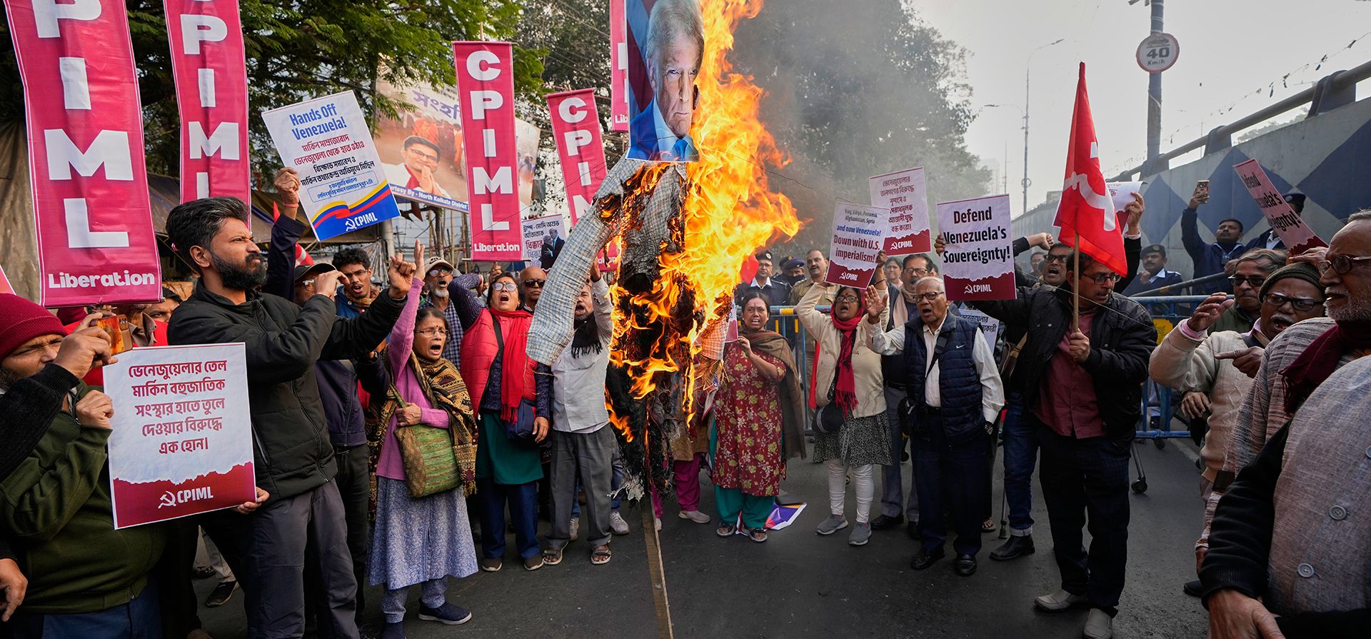 Activistas del Partido Comunista de la India (Marxista-Leninista) Liberación queman una efigie de Donald Trump durante una protesta contra una operación militar estadounidense que expulsó del país al líder venezolano Nicolás Maduro, cerca del consulado estadounidense, en Calcuta, India, el lunes 5 de enero de 2026. (Foto AP/Bikas Das) Activistas del Partido Comunista de la India (Marxista-Leninista) Liberación queman una efigie de Donald Trump durante una protesta contra una operación militar estadounidense que expulsó del país al líder venezolano Nicolás Maduro, cerca del consulado estadounidense, en Calcuta, India, el lunes 5 de enero de 2026. (Foto AP/Bikas Das)
