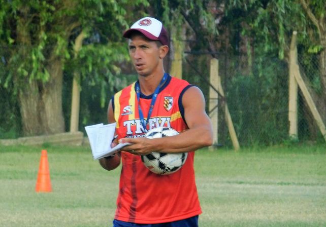 Alejandro Olivera es el conductor del conjunto colegial.