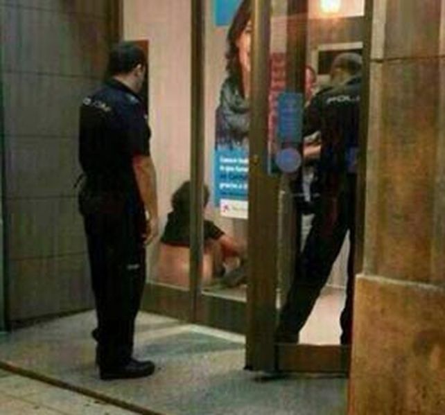 La policía española interrumpe el fogoso momento amoroso de la pareja.