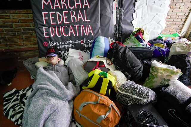 Estudiantes de la UNR votaron toma de facultades y en algunas se quedaron a dormir