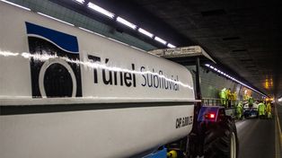 Se le rompió el tanque de gasoil y lo derramó en el túnel subfluvial