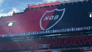Secuestran en el Coloso una bandera en contra de la Ley de Tierras