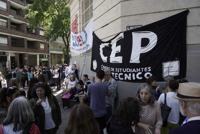 Docentes y estudiantes realizaron un abrazo solidario a la UNR en defensa de la educación pública.