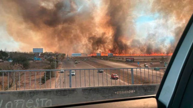 El humo de los incendios obligó a cortar algunas rutas en Córdoba. Por la madrugada se inició otro foco en Valle de Traslasierra. Hay bomberos heridos