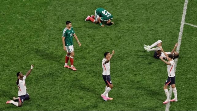 Los ingleses festejan la clasificación ante el sufrimiento de los mexicanos.&nbsp;