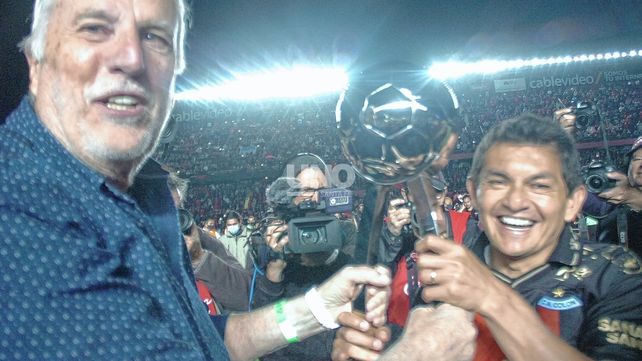 Los festejos de Colón campeón junto a los hinchas.&nbsp;