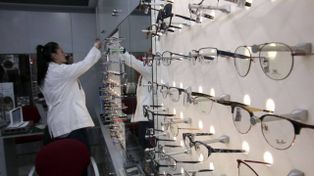 Ópticas de Rosario, en alerta por atrasos de Pami: Lo nuestro es apoyo social a los jubilados