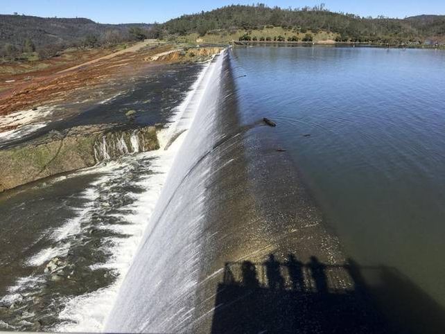 Casi 200.000 evacuados por daños en una presa en California