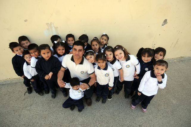 Martín junto a sus pequeños alumnitos del jardín Ceferino Namuncurá. Foto: Mauricio Centurión.