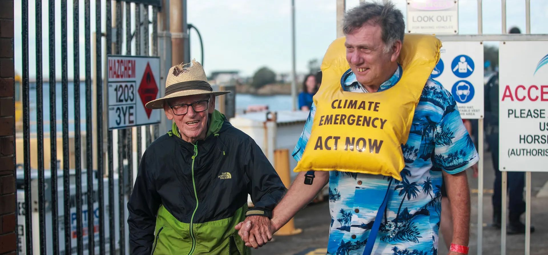 El reverendo Alan Stuart (izq.), sale de la autoridad portuaria de Nueva Gales del Sur después de ser arrestado por la policía mientras los manifestantes climáticos continuaban bloqueando el canal de carbón del puerto de Newcastle después de que expirara su permiso de las 4 p.m. para protestar legalmente, Newcastle, Australia. Fotografía: Roni Bintang/Getty Images