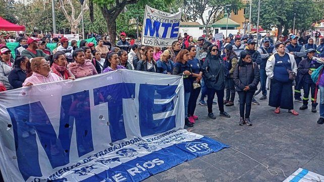 Los manifestantes llegaron hasta la puerta de la municipalidad