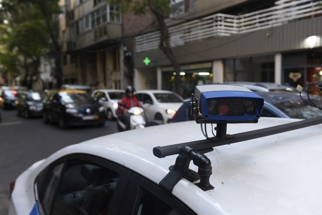 Control a bordo. Un vehículo del municipio recorre las calles registrando las faltas al tránsito que luego van a las actas.