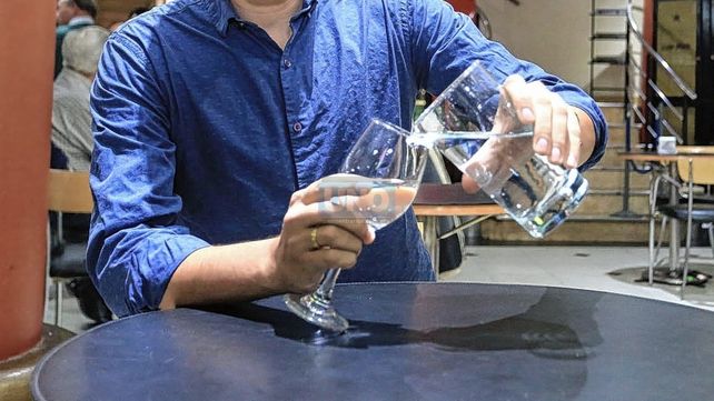 En Paraná recuerdan que el agua debe ser gratis en los bares