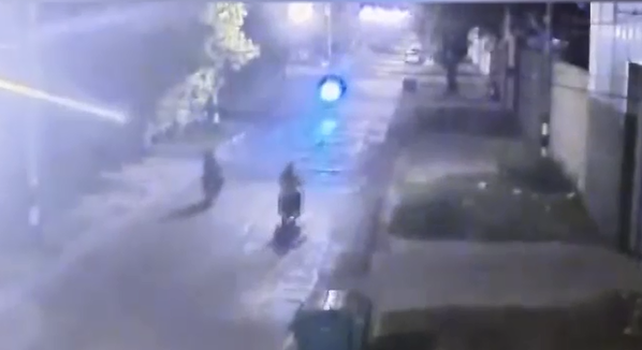 La imagen previa al accidente entre dos motos.